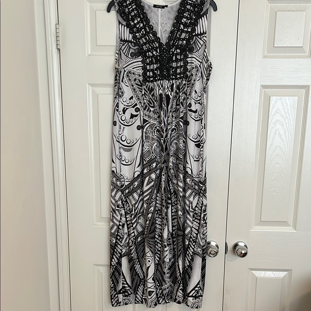 APT 9 Black and White Sleeveless Maxi Dress•Bejeweled V-neck